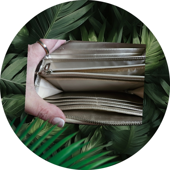 GUESS ZIP AROUND 3 COMPARTMENT WALLET/WRISTLET/CLUTCH w/PHONE POCKET🩷 EUC - Picture 9 of 10